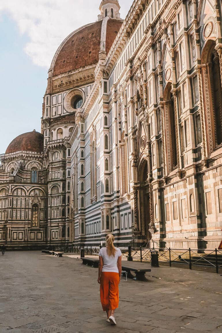 Florenz Geheimtipps: Eine Frau von hinten vor einer Kirche.