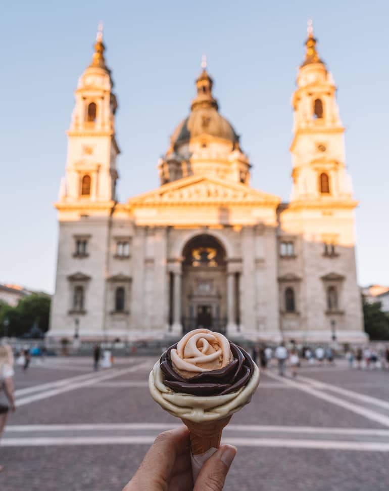Gleich neben der Basilika kannst du bei Gelarto Rosa Eis in Rosenform schlemmen.