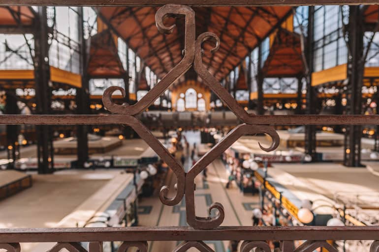 Budapest Städtetrip: Blick von Oben auf den Markt.