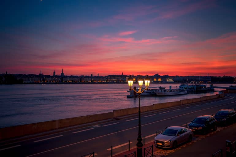 Städtetrip: Ein Sonnenuntergang mit Blick auf die Stadt.