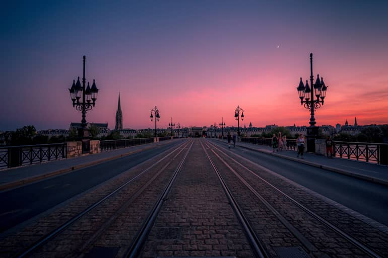 Städtetrip: Ein Sonnenuntergang mit Blick auf eine Straße.