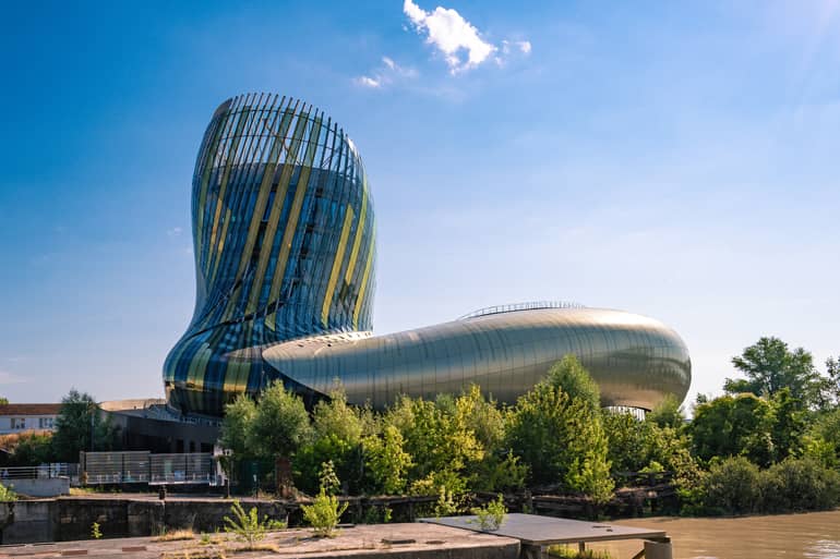 Alleine von außen imponiert das Cité du Vin mit seiner modernen Architektur.
