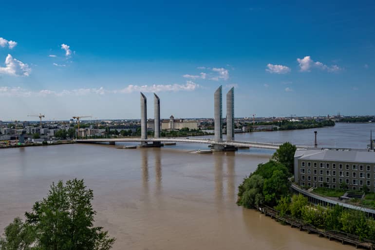 Städtetrip: Eine Brücke die im Wasser steht.