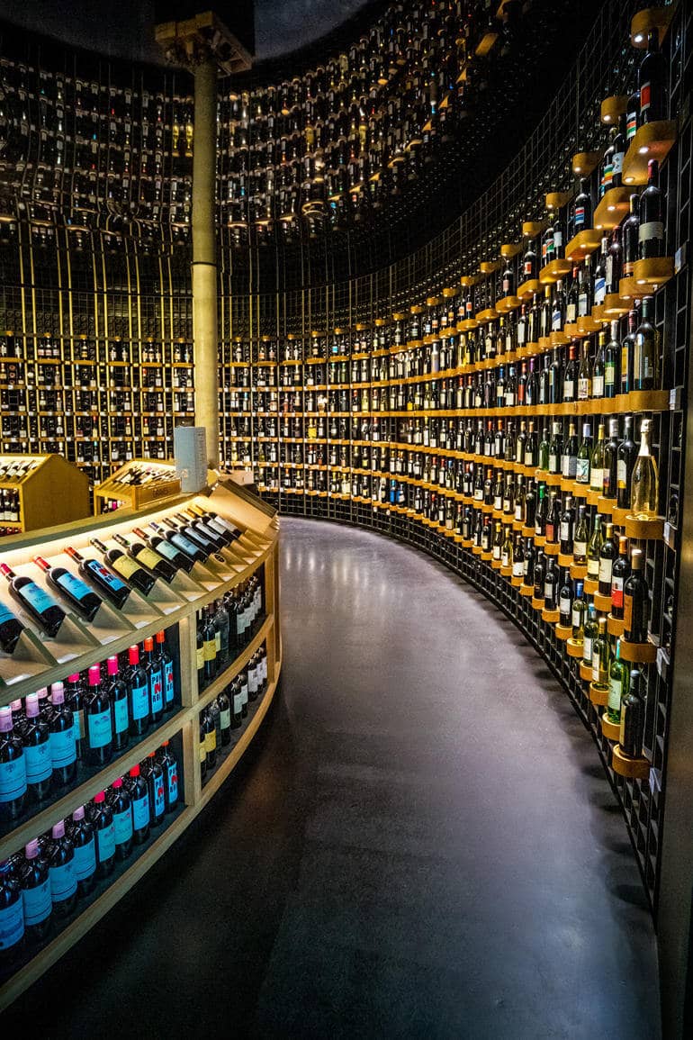 In Bordeaux findest so viele verschiedene Weinsorten - wie hier im Cité du Vin.