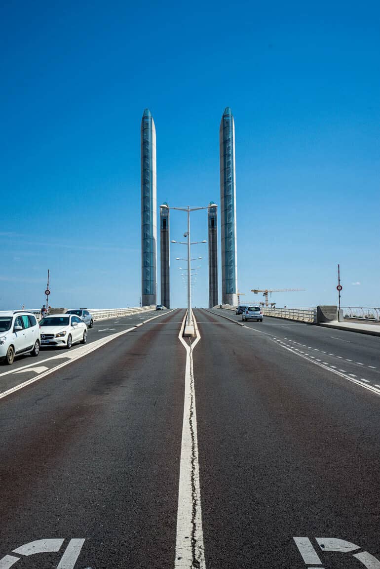 Städtetrip: Eine Brücke auf der man die Fahrbahn sieht.
