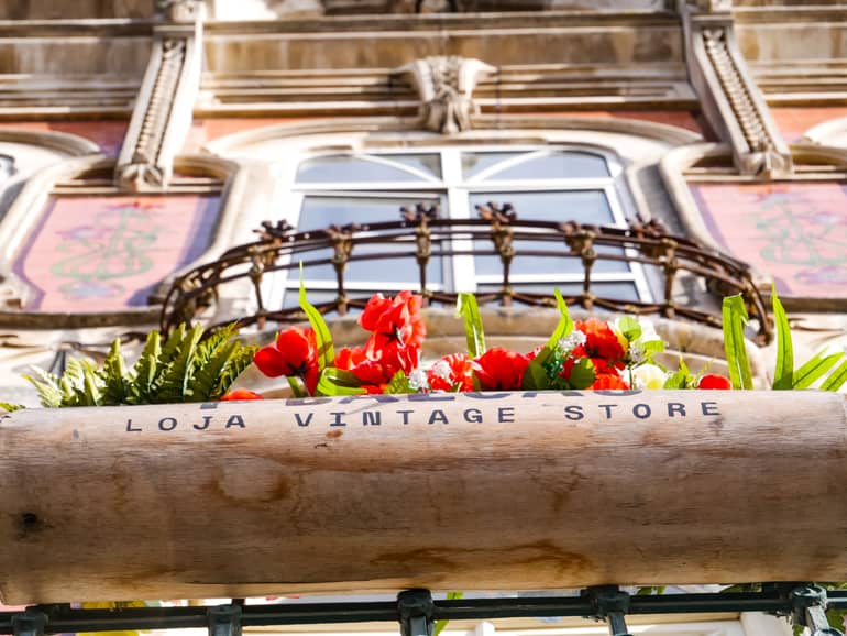 Mit roten Blumen bepflanzter Balkon in Aveior, Portugal.