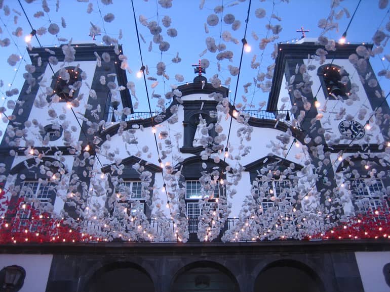 Auf dem Marktplatz in Funchal herrscht immer buntes Treiben.