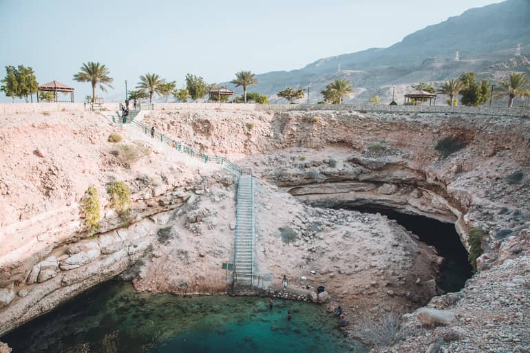 Nahe der Küstenregion Bimah befindet sich das Bimah Sinhole, ein Krater der mit einer steilen Treppe zu einer blaugrün-schimmernde Lagune führt.