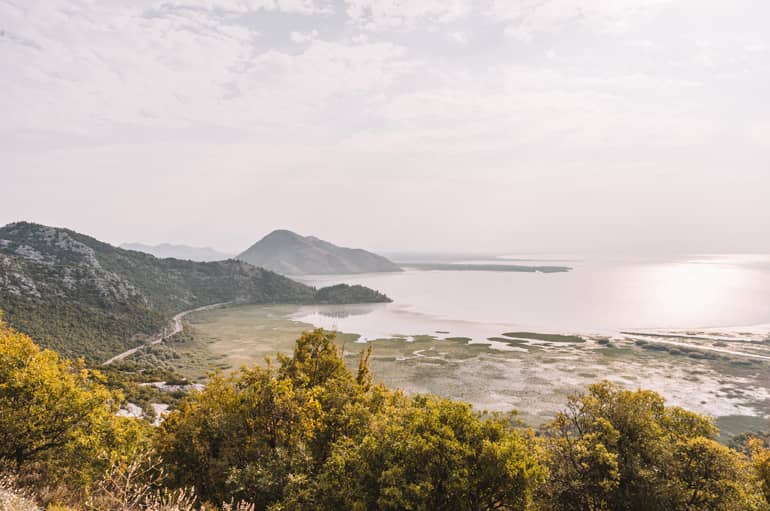 Zauberhaftes Seepanorama von der Straße nach Rijeka Crnojevića.