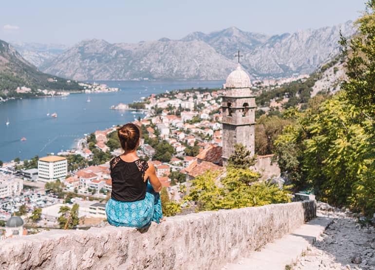 Die historische Festungsmauer von Kotor an der gleichnamigen Bucht.