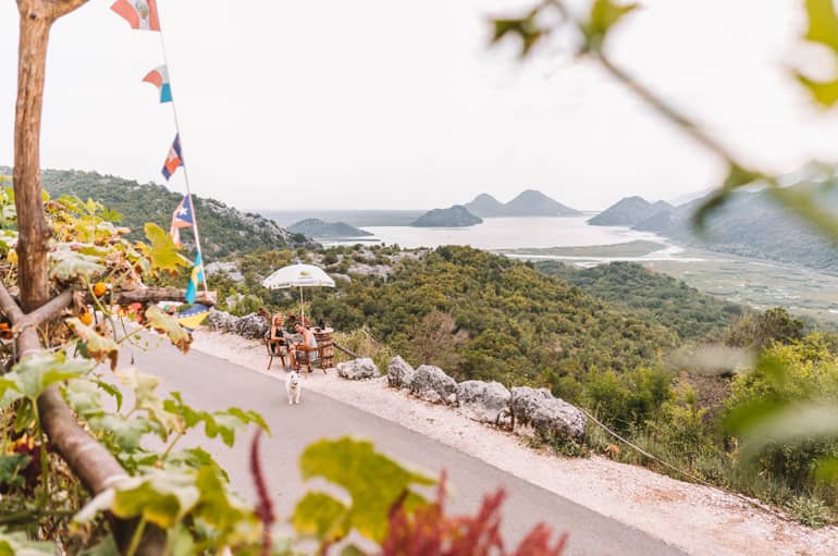 Ein Geheimtipp in Montenegro: Genießt in einem der Cafés die atemberaubende Aussicht auf den Skadarsee.