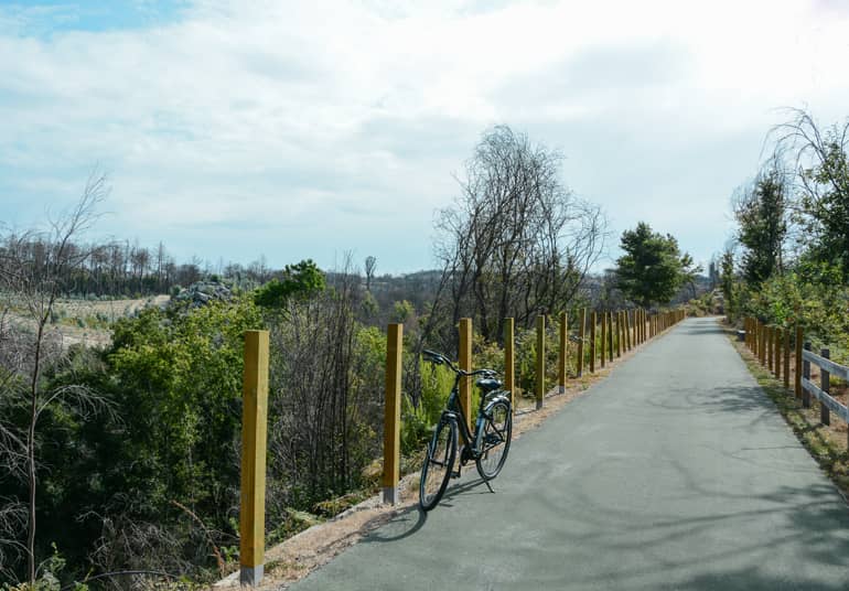 Ein Weg auf dem ein Fahrrad steht.