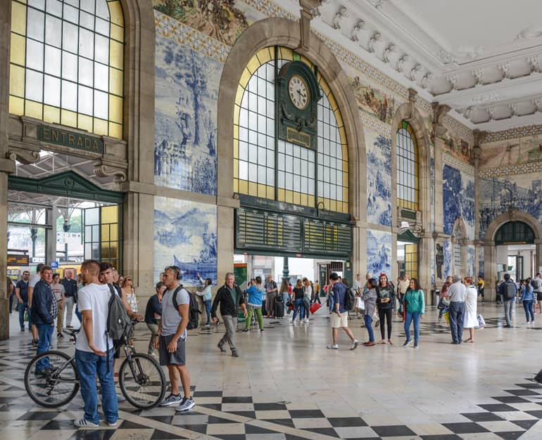 Erst am Tag der Eröffnung des Bahnhofs São Bento stellte man fest, dass Fahrkartenschalter und Wartehalle vergessen wurden.