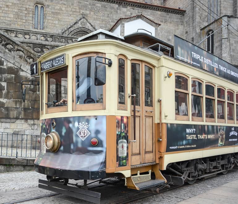 Auch wenn die Waggons der historischen Straßenbahn mit Werbung zugepflastert sind - innen herrscht Nostalgie pur.