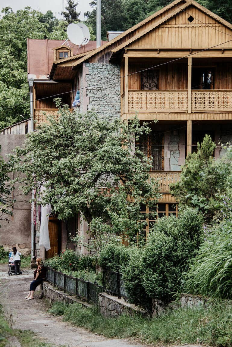 Ein Haus von vorne mit einem Holzbalkon davor.