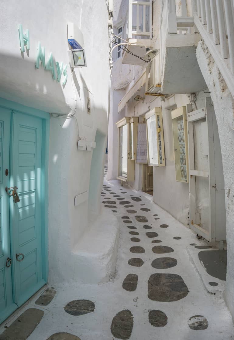Eine schmale Gasse mit einer blauen Tür.