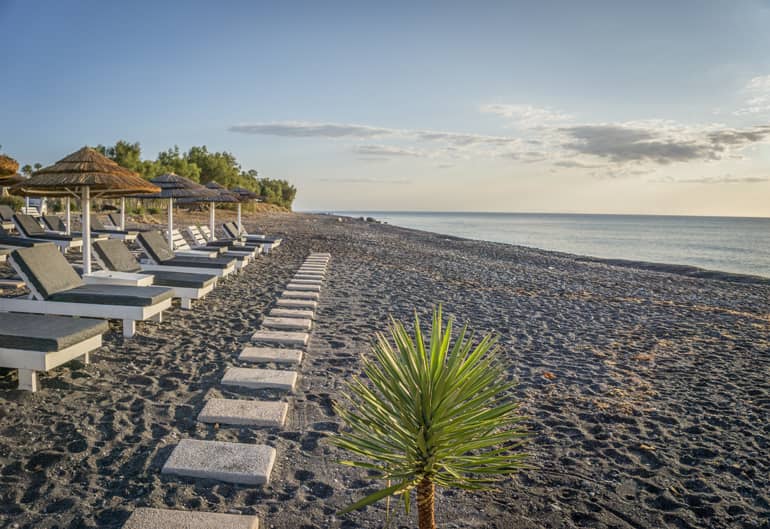 Ein schwarzer Strand am Meer.