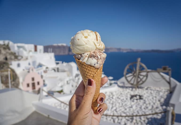 Eine Waffel mit Eis, im Hintergrund ist das Meer und die Stadt zu sehen.
