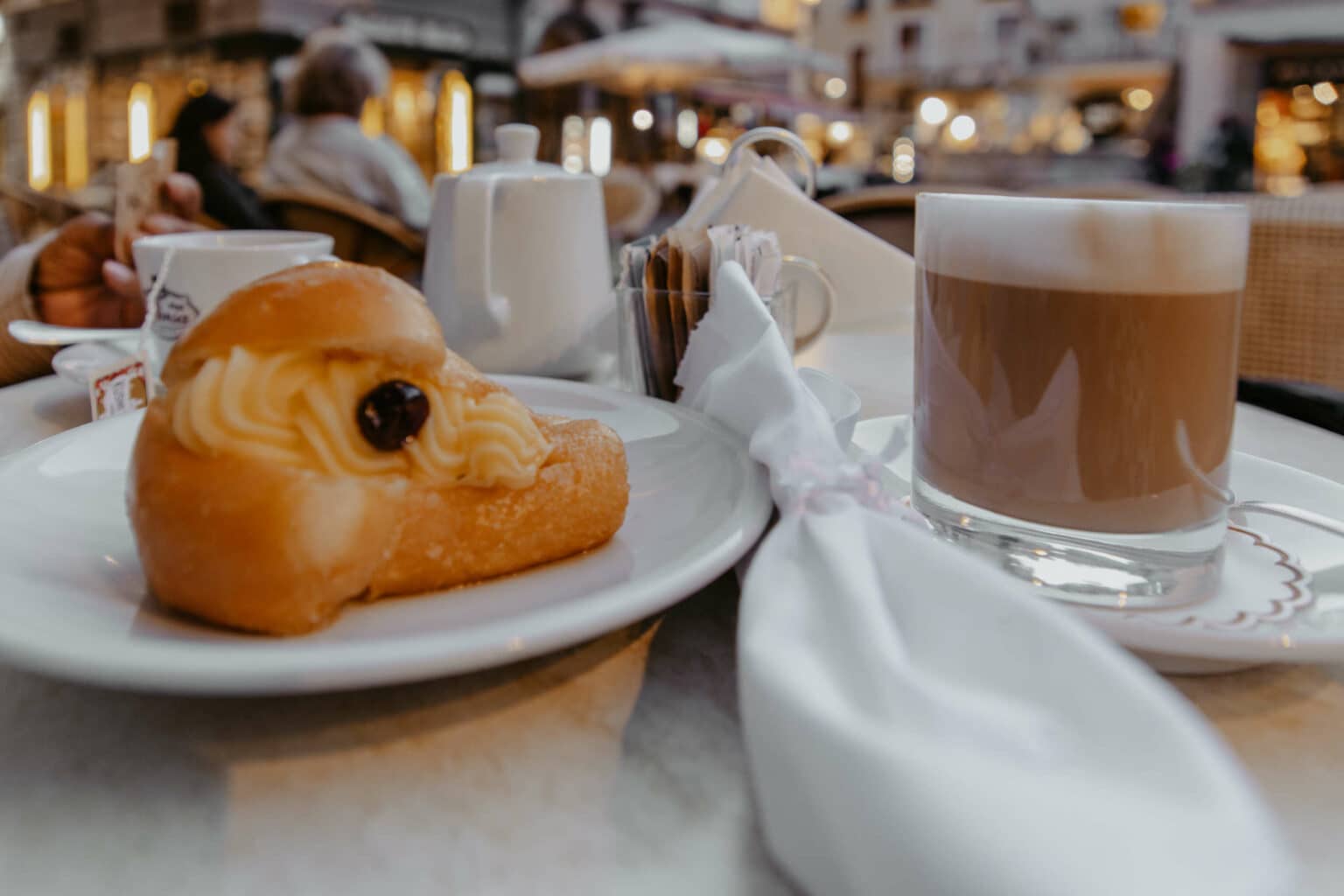 Ein Baba, ein Promille: Die Baba au rhum in der Pasticceria Pansa haben es in sich.