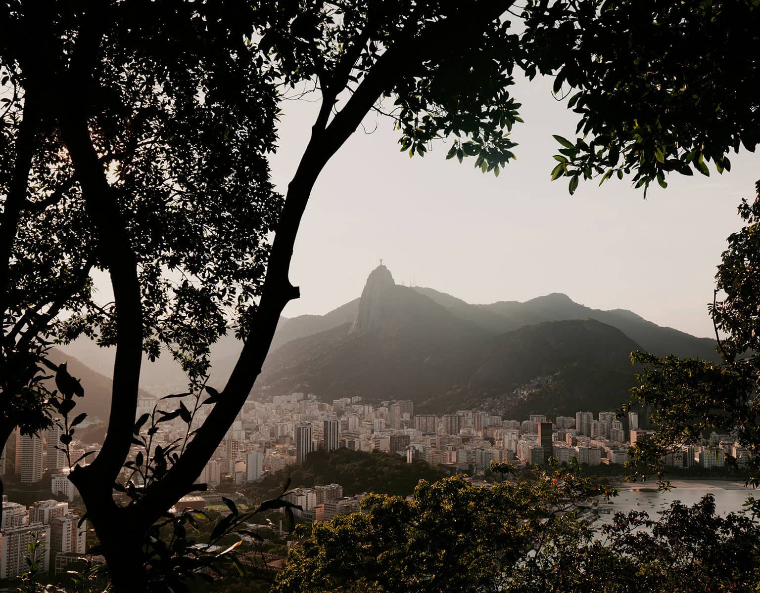 Der Aussichtspunkt Morro Da Urca auf dem Weg mit der Seilbahn zum legendären Zuckerhut ist definitiv einen Abstecher wert - der Blick auf Rio de Janeiro im Sonnenuntergang ist einzigartig.