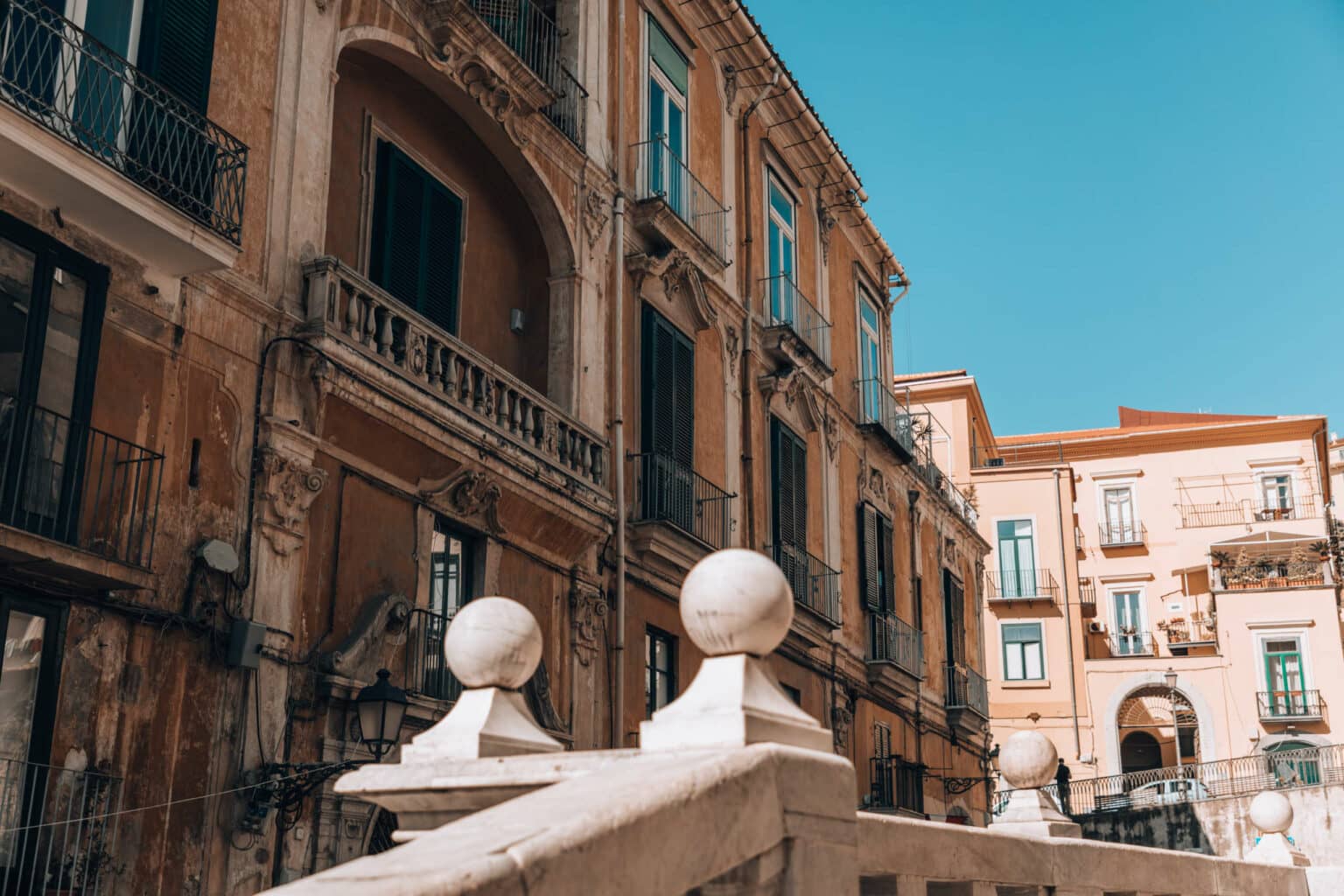 Patina und viel Charme: Häuserfassaden in der Altstadt von Salerno.