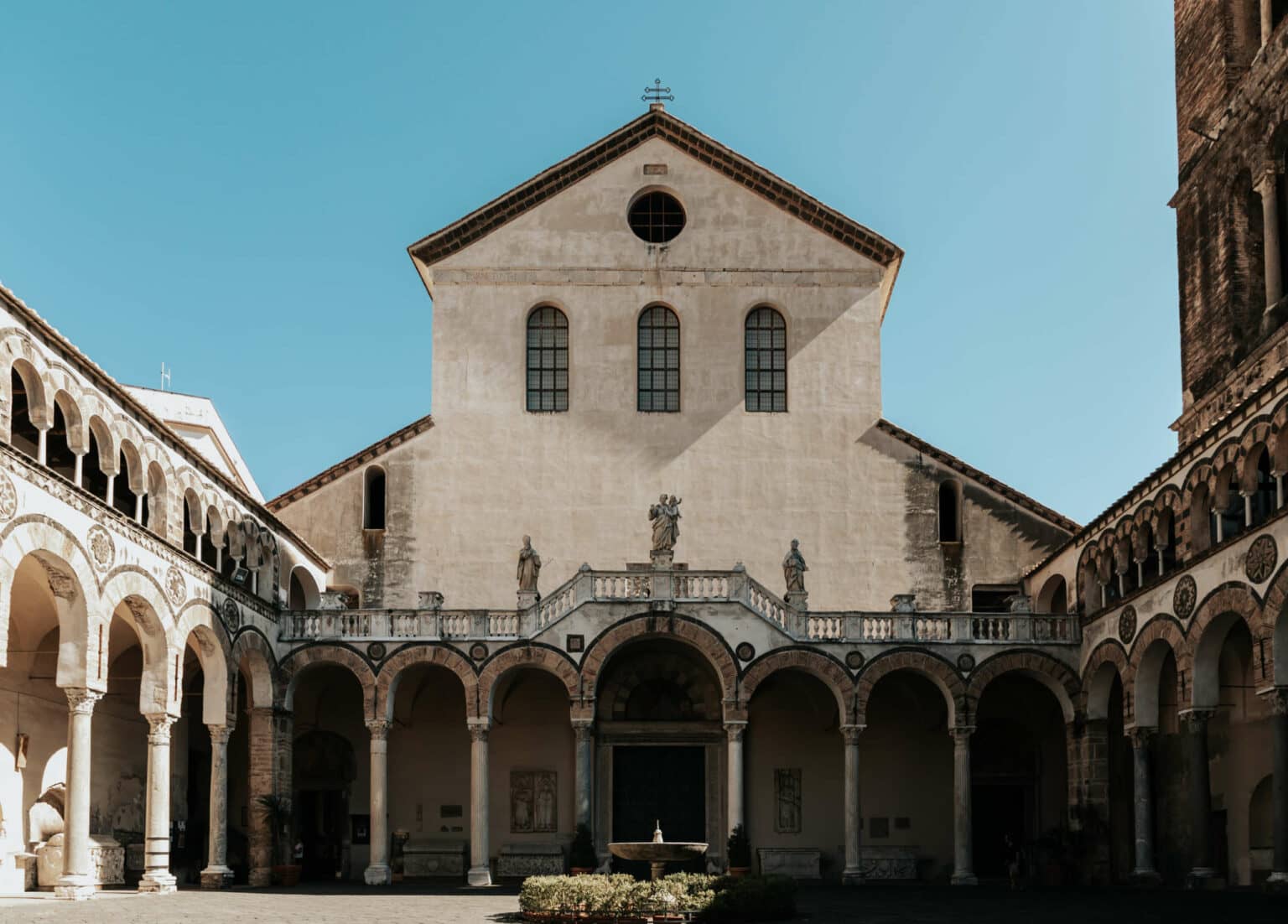 Das Herz der Altstadt: Der über 1000 Jahre alte Dom von Salerno.