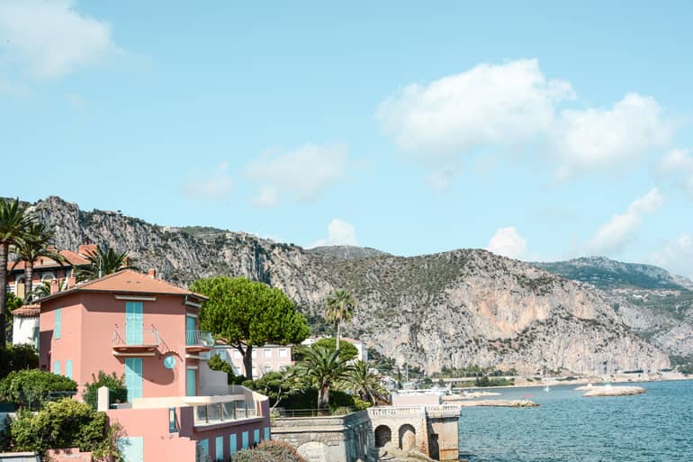 Küste mit einem Haus und dem Meer.