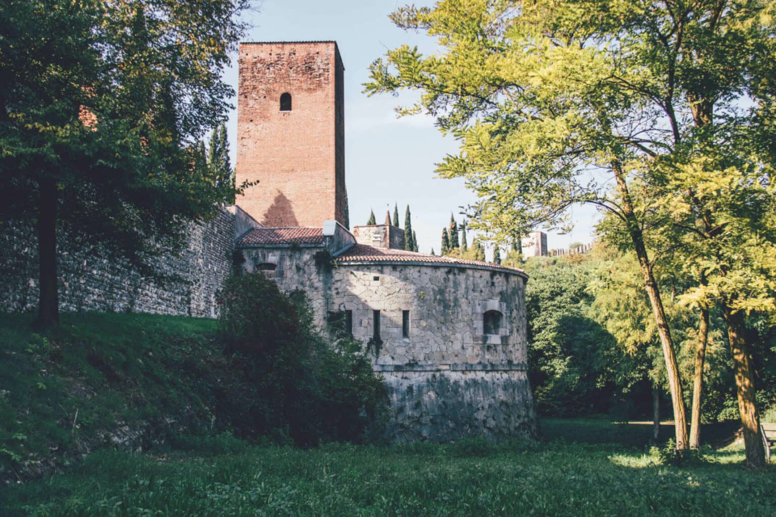 Ein schöner Spaziergang führt entlang der Stadtmauer zum Castel San Pietro.