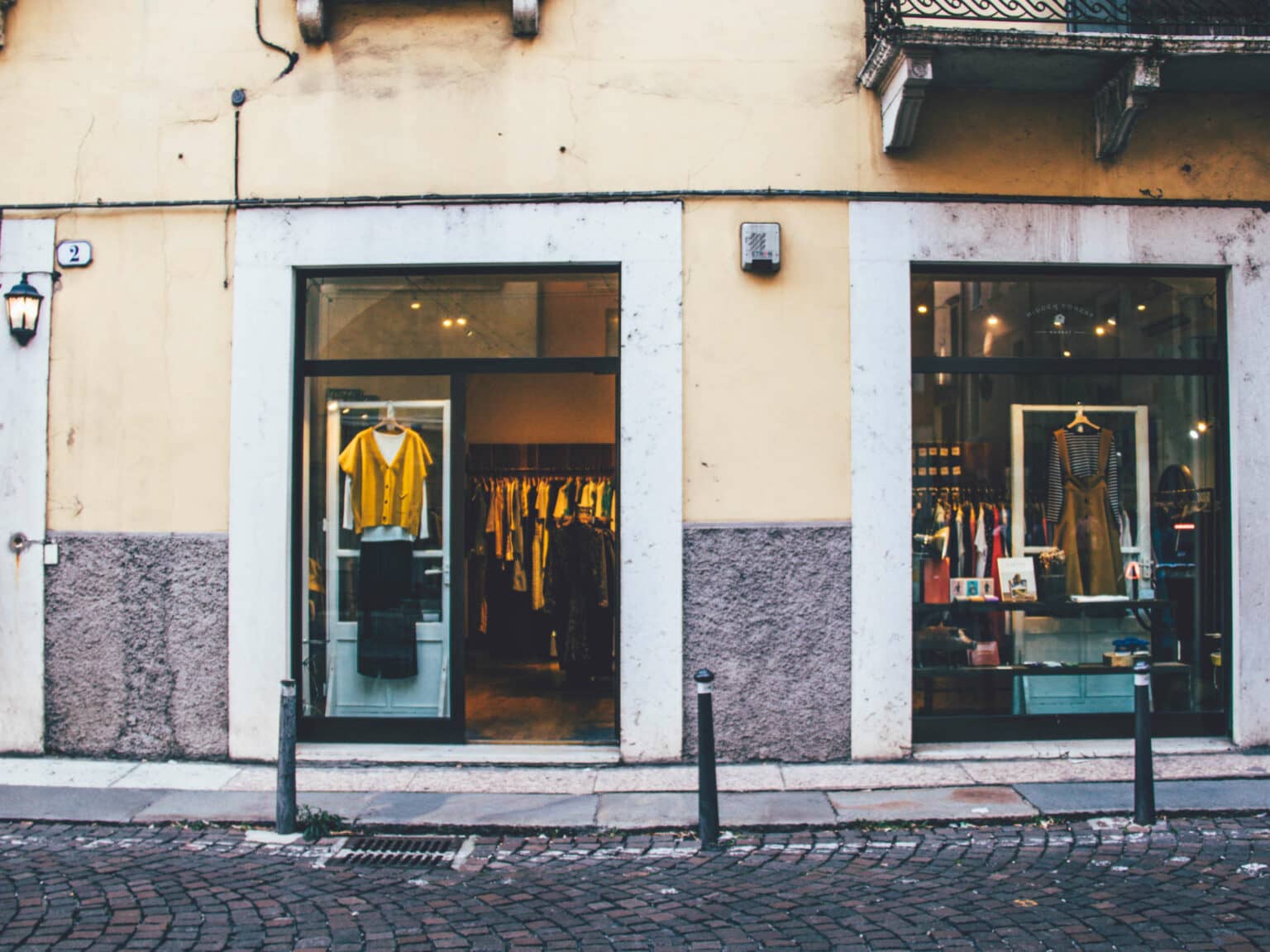 Shopping in Verona: Kleidungsgeschäft in einer Seitenstraße