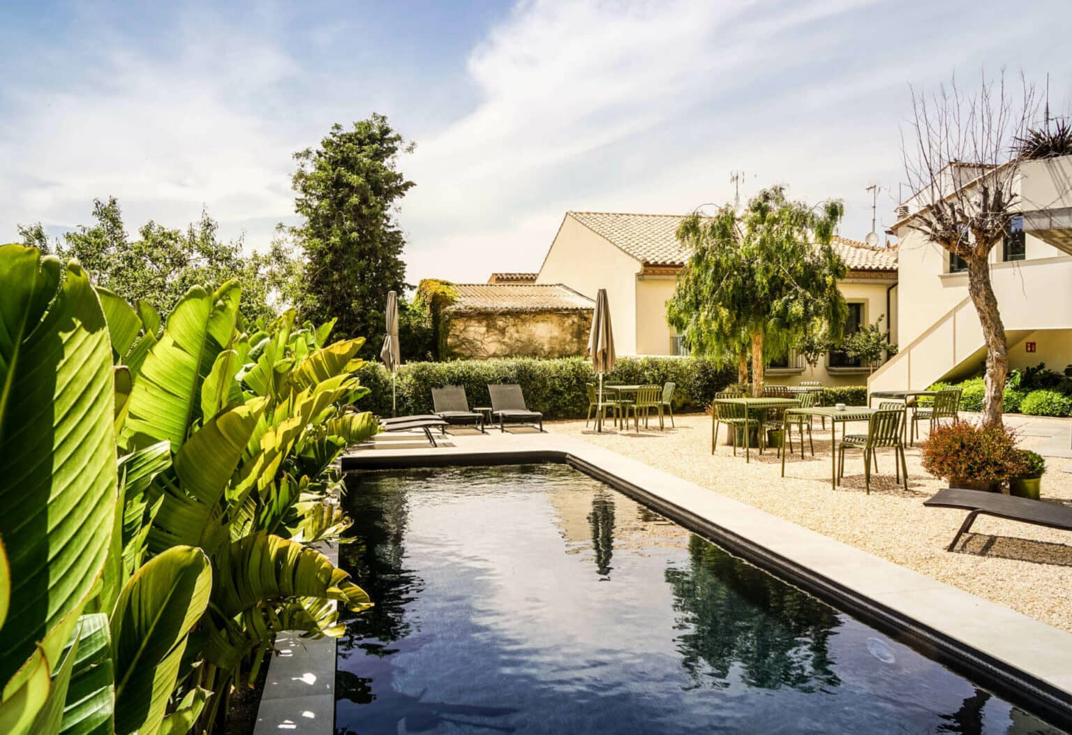 Am Pool des stylischen Alta House Hotel in Begur kann man auch abseits der Strände entspannen