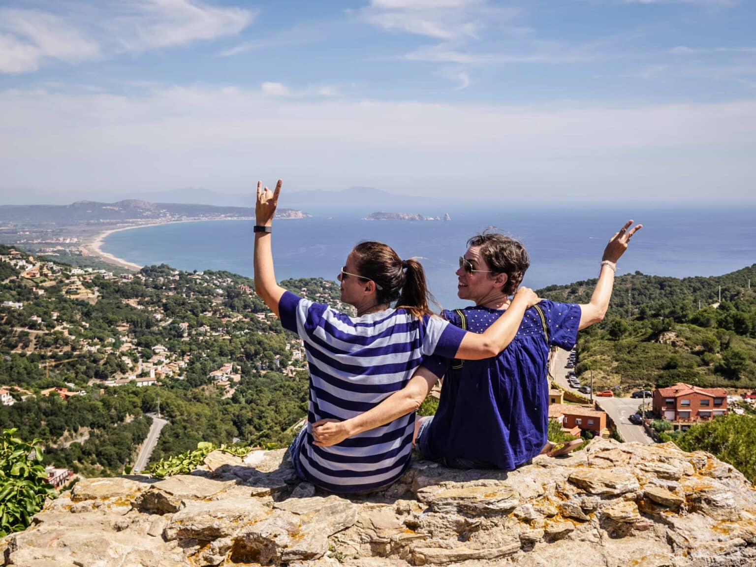 Zwei Frauen auf einem Burgberg in Begur, Costa Brava mit Ausblick auf die Küste.