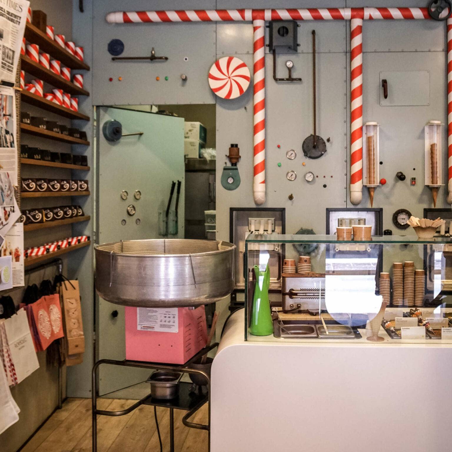 Nostalgischer Eissalon „Rocambolesc“ mit Eismaschine in Girona an der Costa Brava