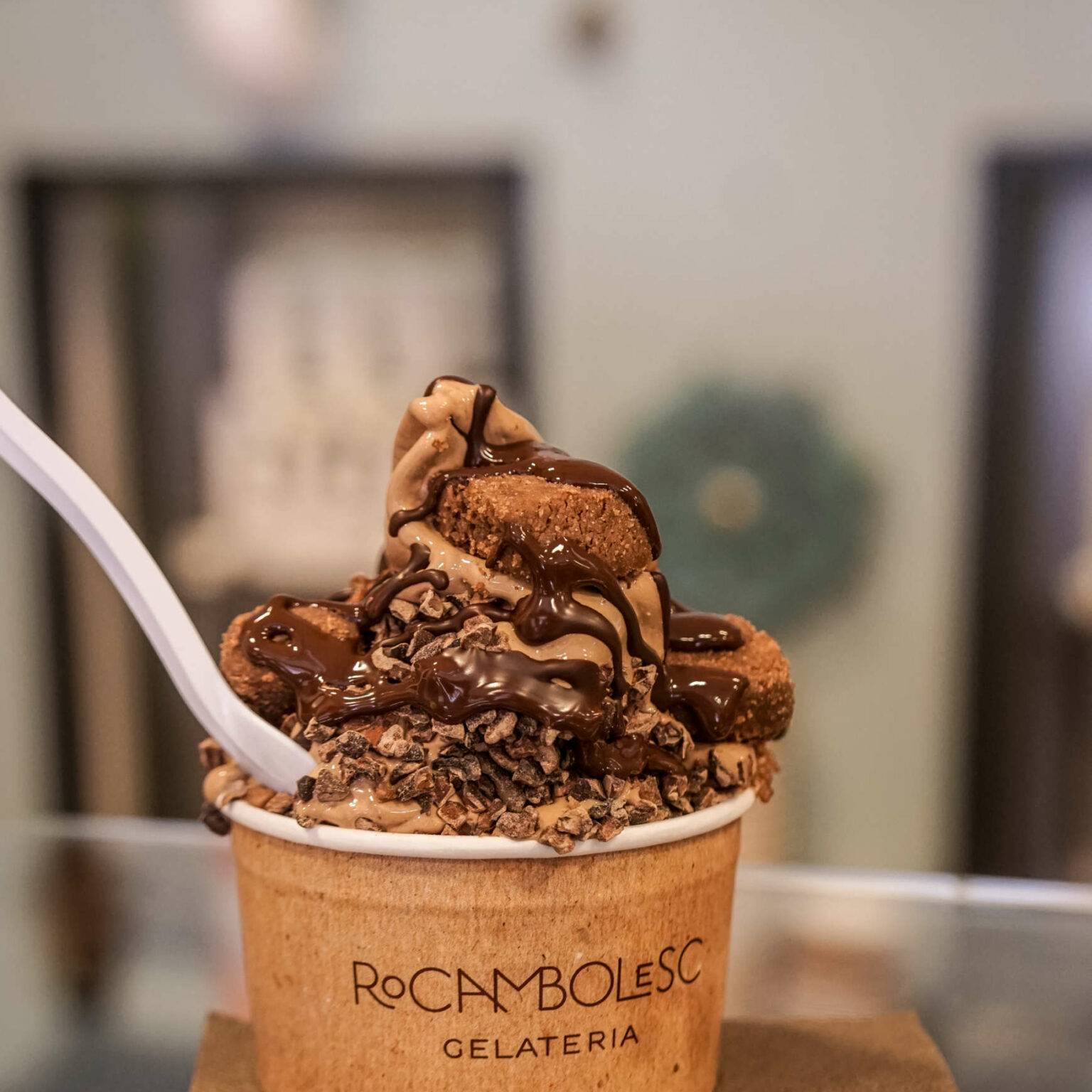 Schokoladeneis im Eissalon „Rocambolesc“ in Girona an der Costa Brava