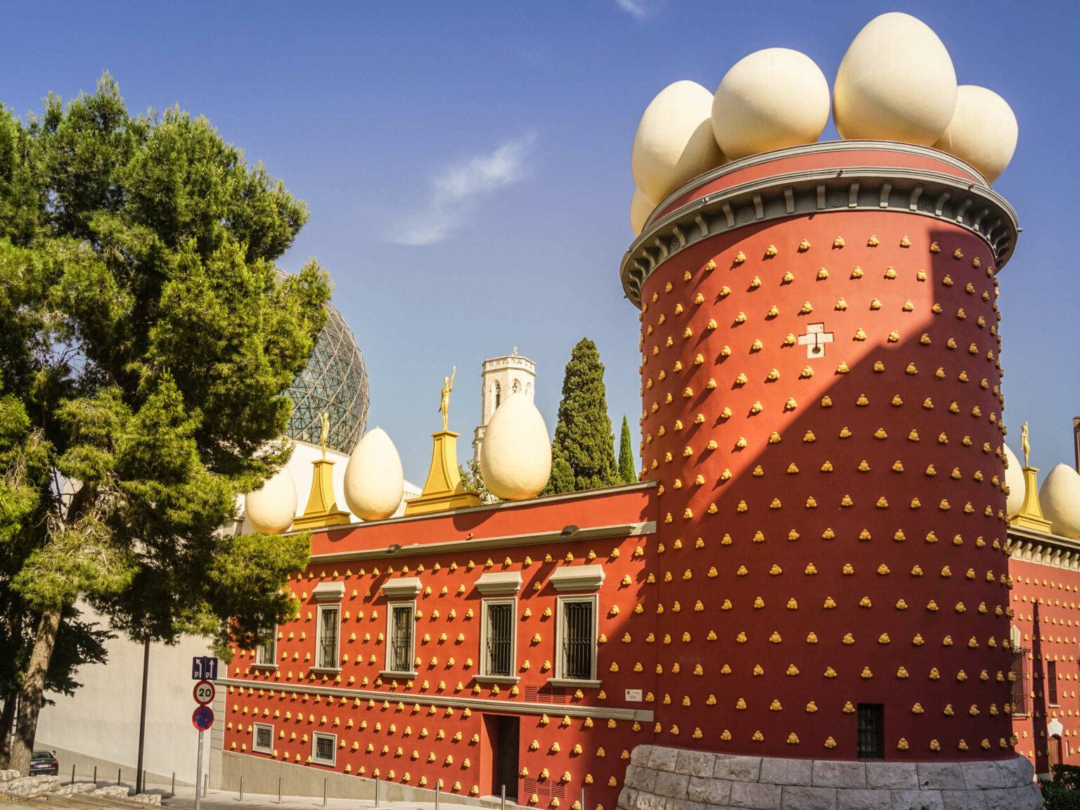 Theater-Museum Dalí in Figueres, Costa Brava von außen: orangene Fassade