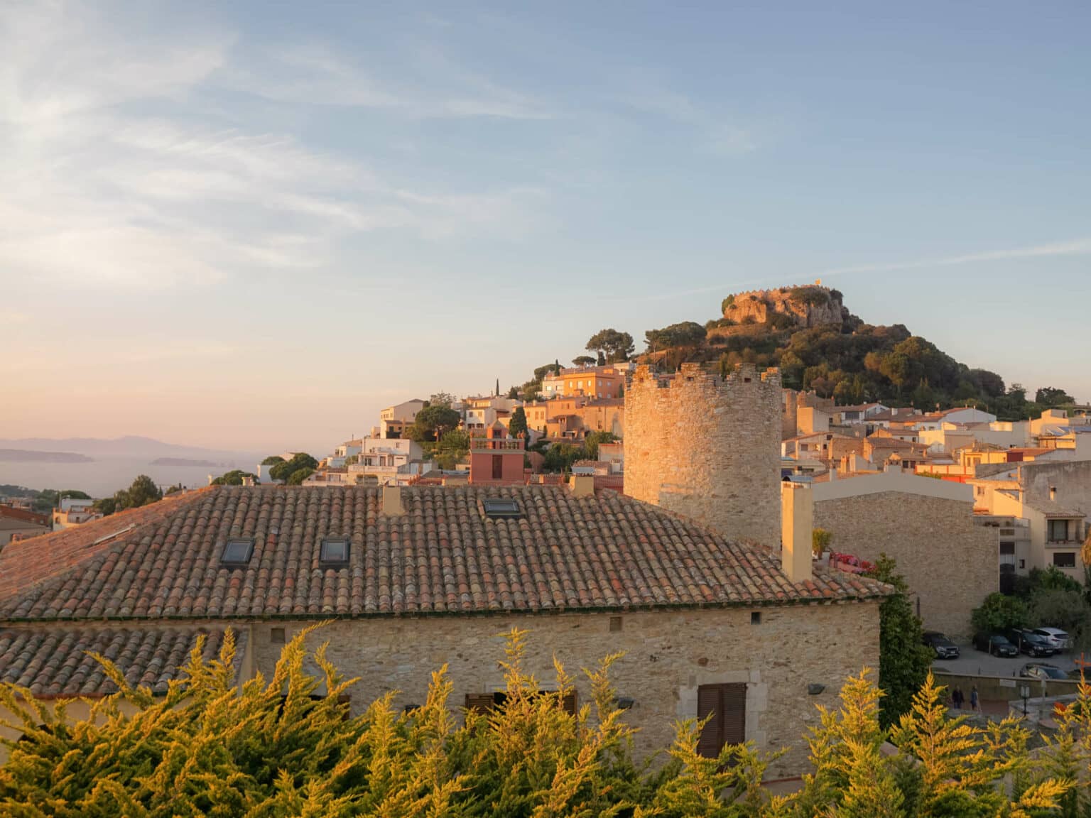Eine alte Burg in der Stadt Begur an der Costa Brava zur goldenen Stunde