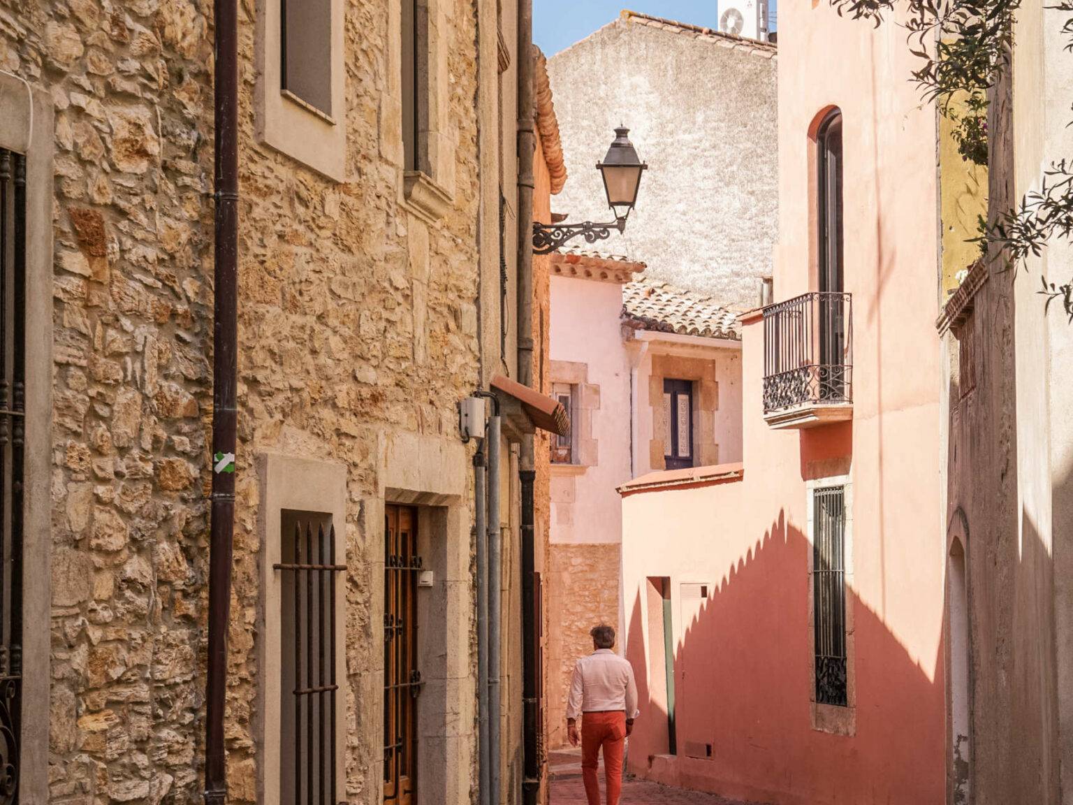 Eine kleine Gasse gesäumt von Häuserfassaden in der Stadt Begur