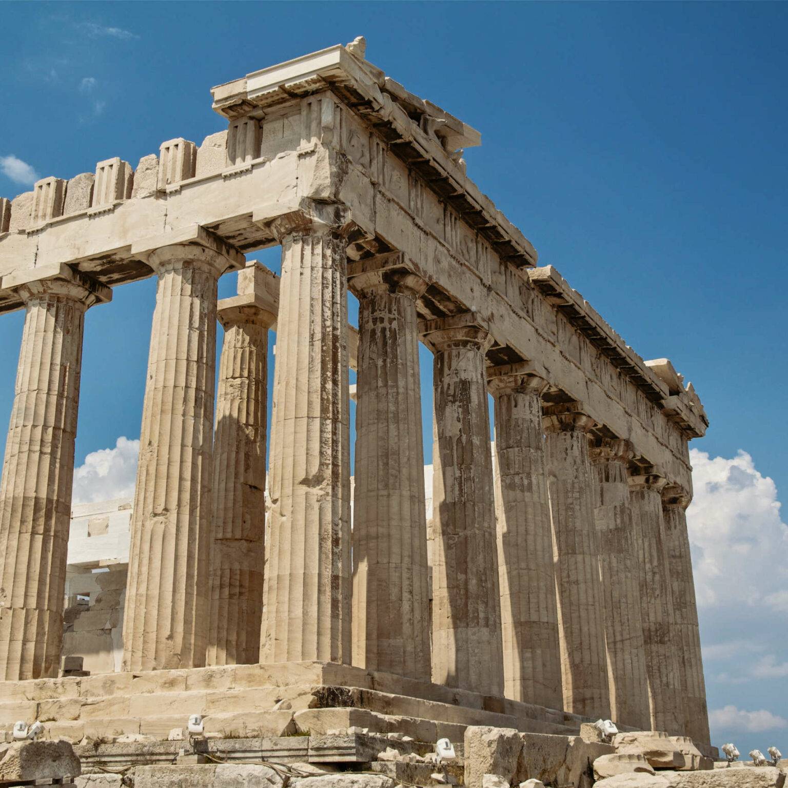 Ein Tempel auf der Akropolis in Athen aus der Froschperspektive, darüber blauer Himmel.