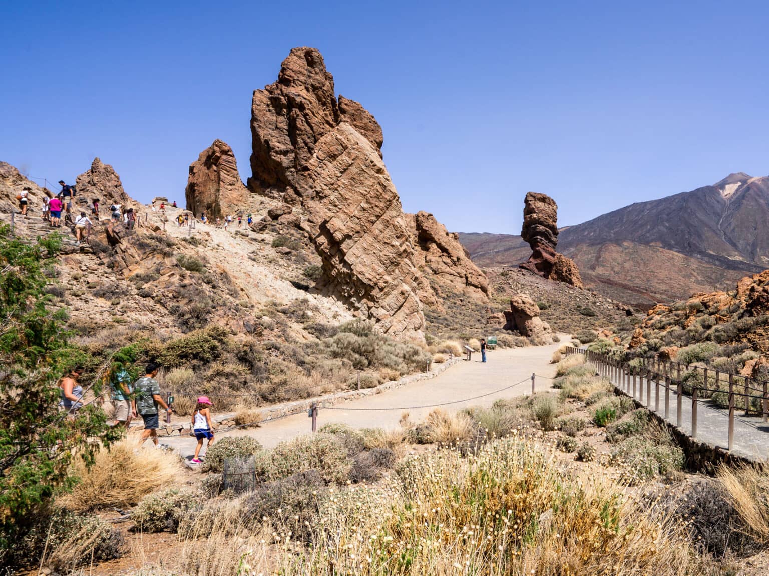 Die Felsformationen Roques de Garcia vor dem Teide Nationalpark - ein empfehlenswerter Stopp für eine Wanderung auf Teneriffa.