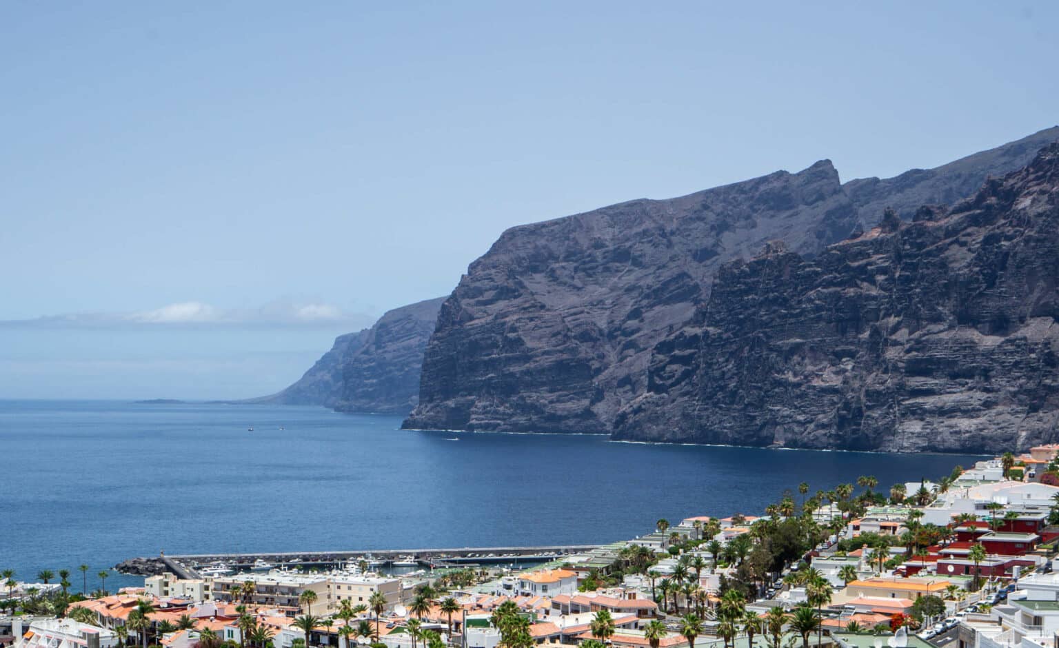 Los Gigantes von Puerto de Santiago aus fotografiert.