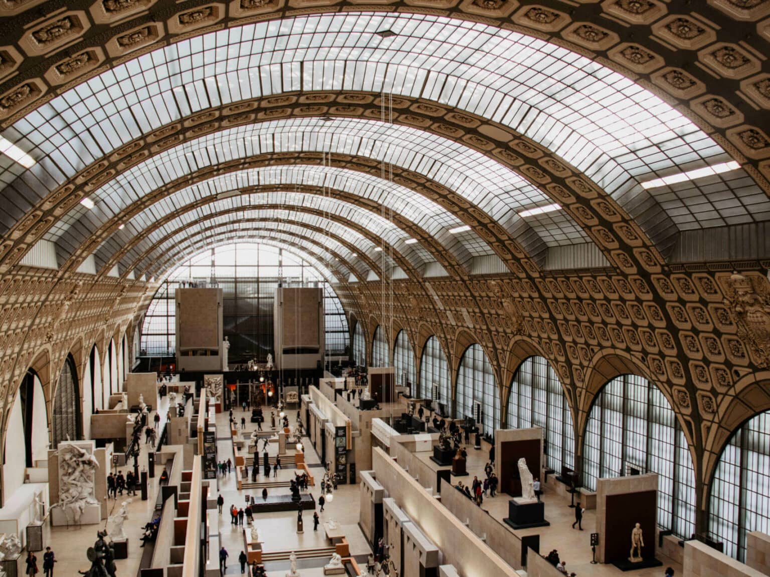 Das Museum Musée d'Orsay in Paris befindet sich in einem alten Bahnhofsgebäude mit hohen und verglasten Decken.