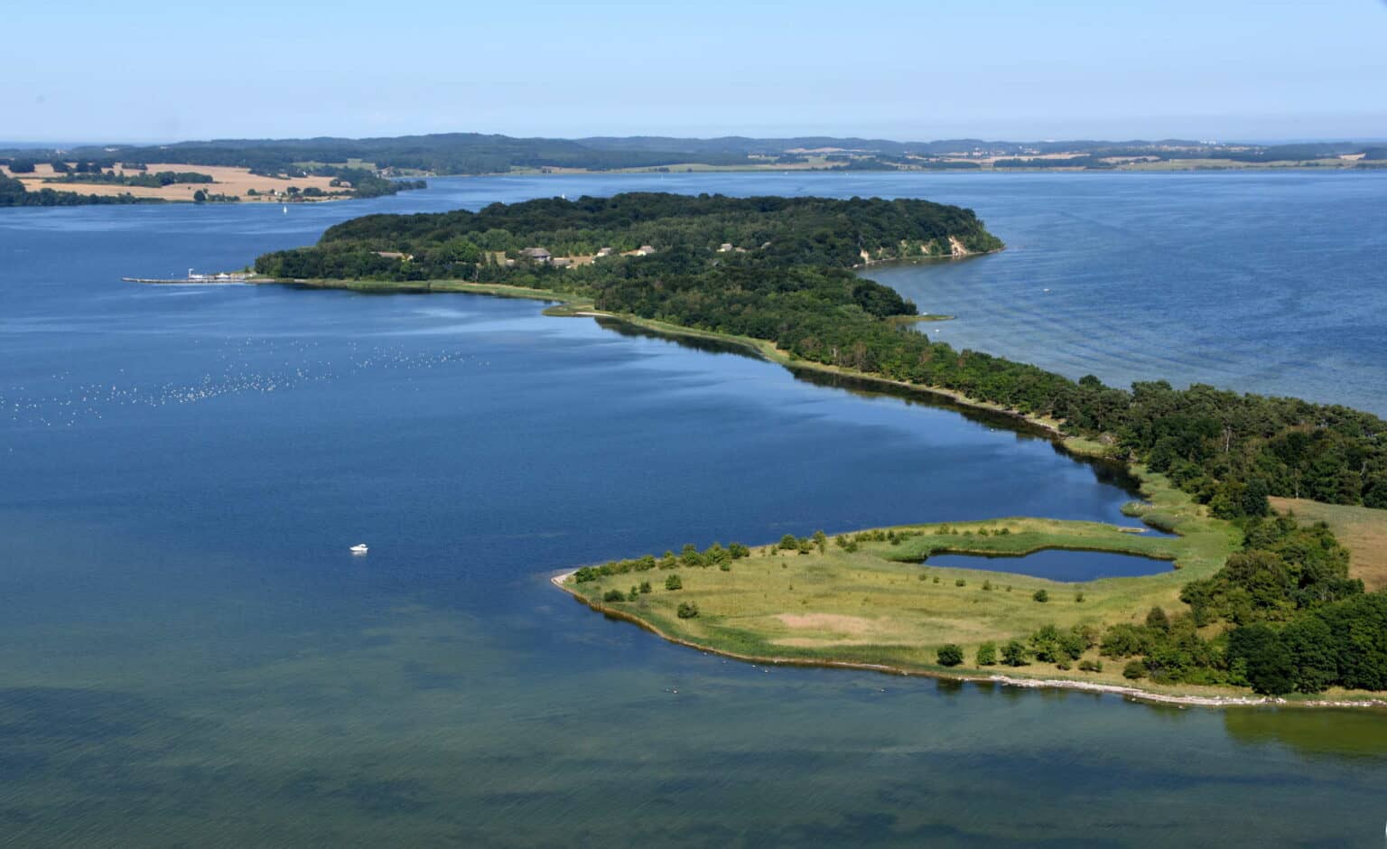 Vollkommen unberührt liegt die Insel Vilm vor der Südküste von Rügen. Foto: © fotograupner - Adobe Stock