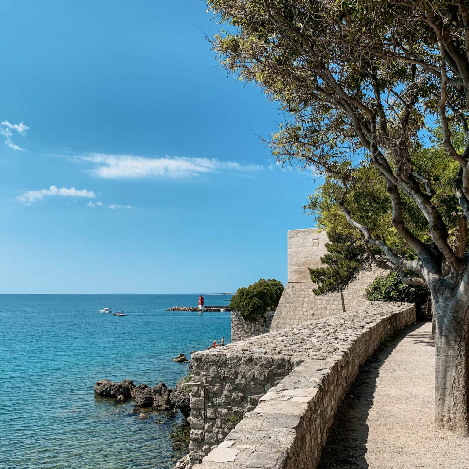 Blick von der massiven Festung Frankopan aufs Meer in der Hafenstadt Krk in Kroatien.