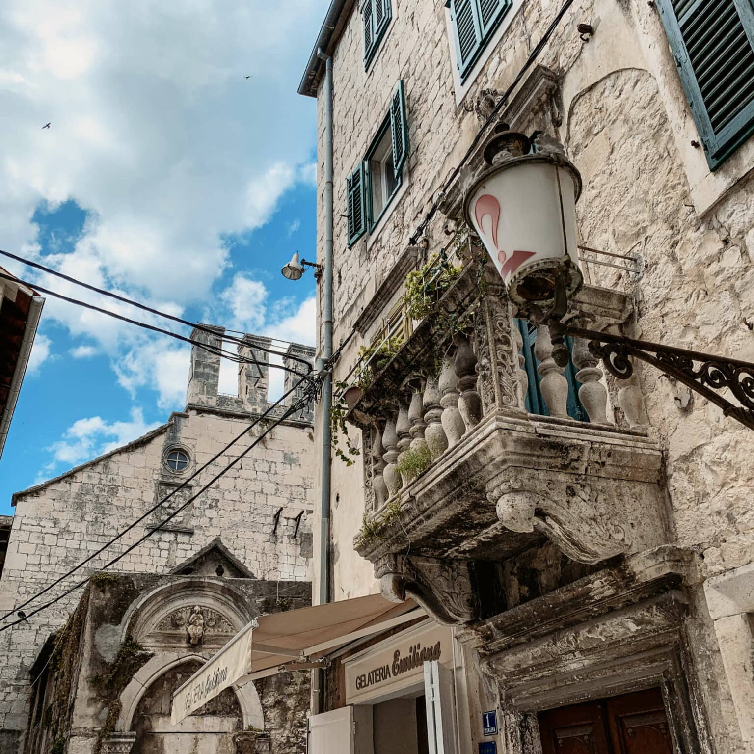 Alte beeindruckene Gebäude in der Altstadt von Split, Kroatien.