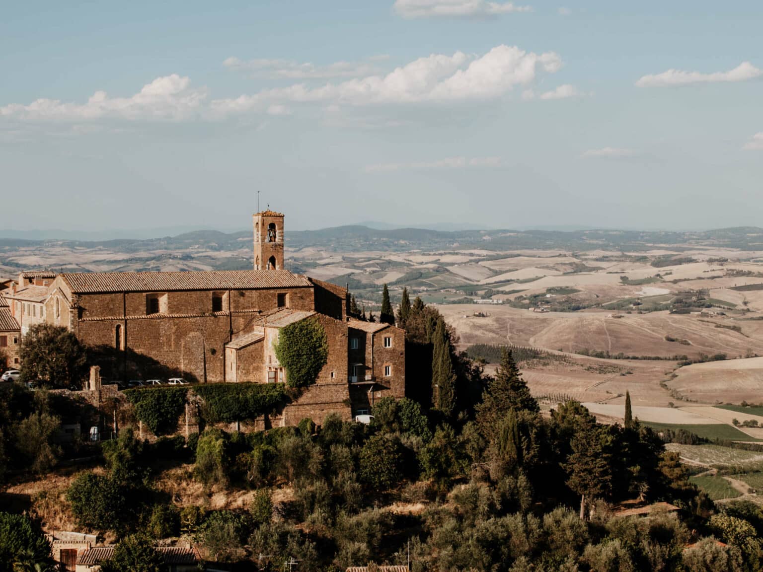 Der Blick aus dem Fenster der Bar Alle Logge di Piazza in Montalcino.