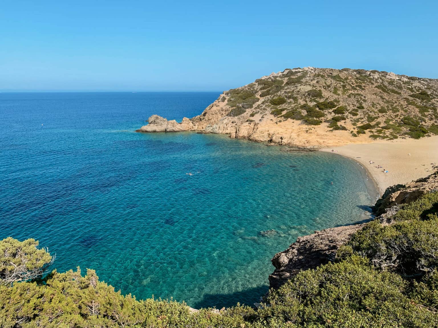 Blick von einer Landzunge aus hinunter auf türkisblaues Meer und den idyllischen Psili Ammos Beach auf Kreta.