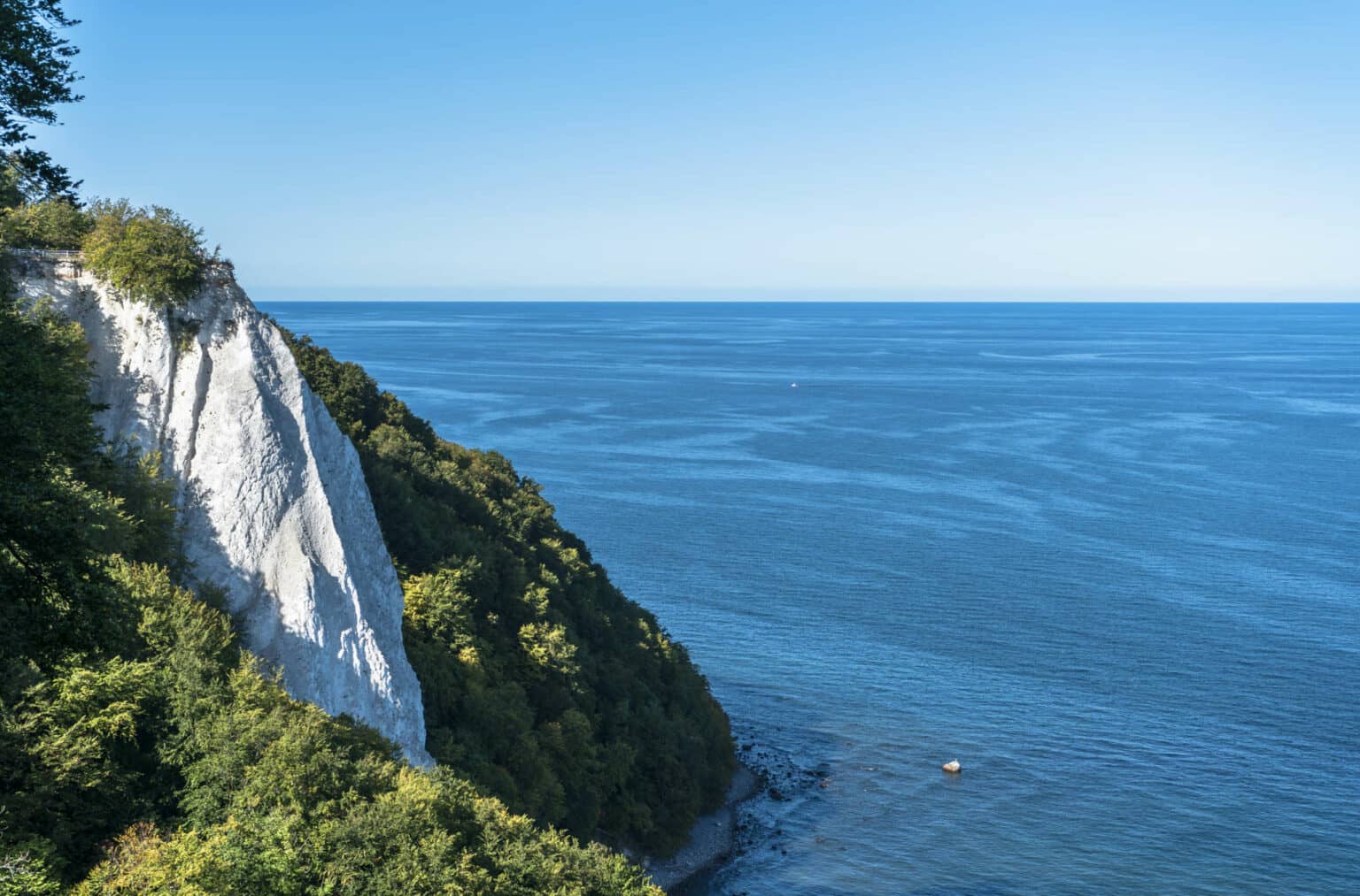 Drei Nationalparks findest du in MeckPomm – hier der bekannte Königsstuhl im Nationalpark Jasmund auf Rügen.