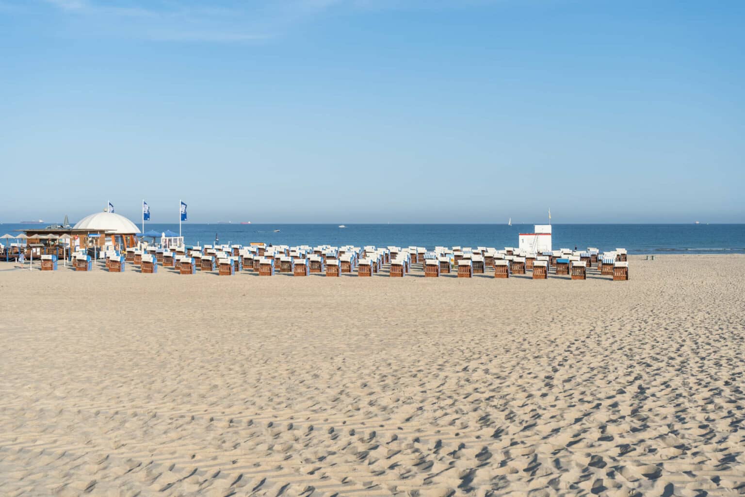 Der feine Strand im Stadtteil Warnemünde lädt im Sommer zu einem erholsamen Meer-Tag ein.