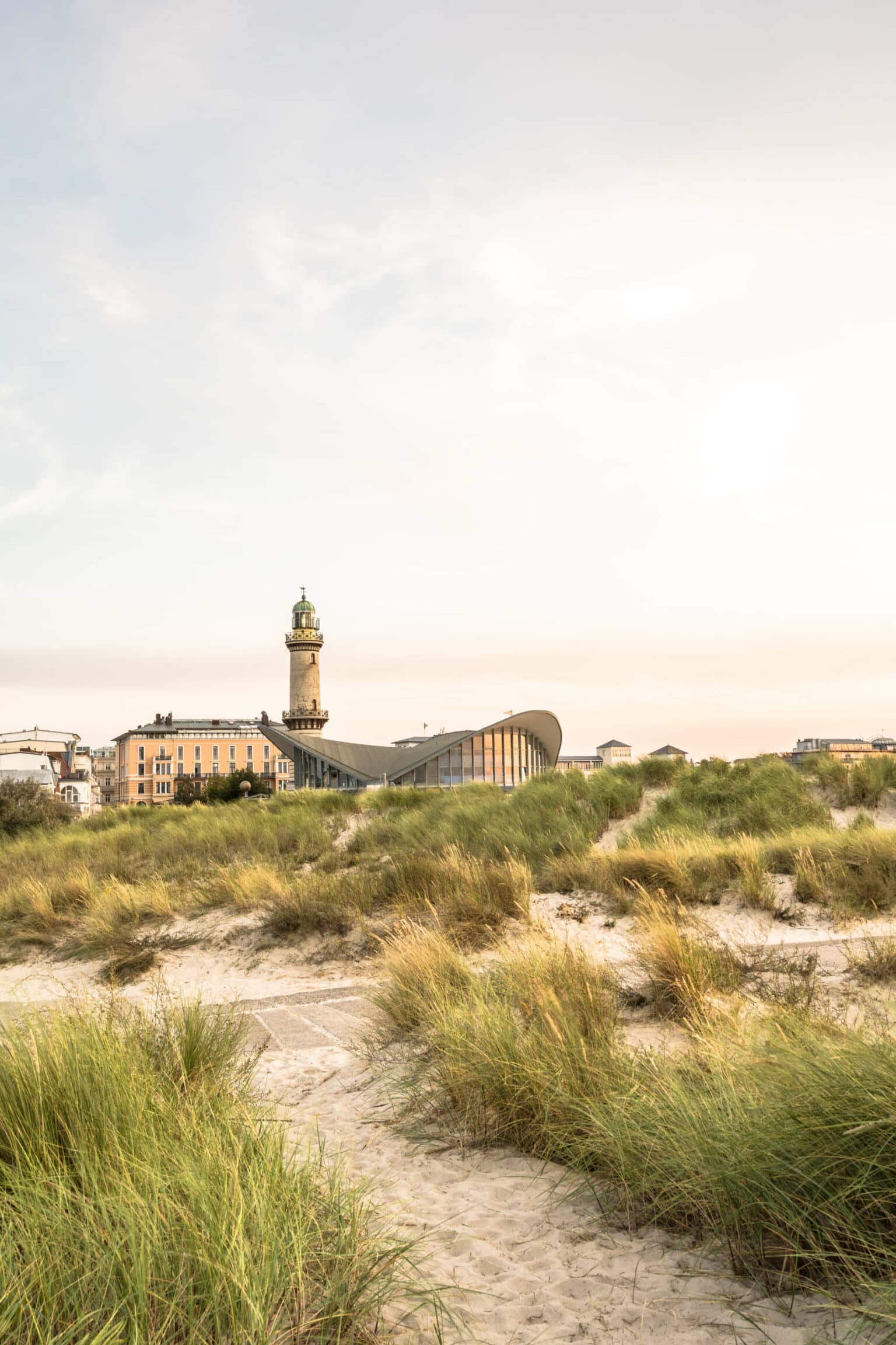 Der Leuchtturm Warnemünde mit dem bekannten Teepott im Abendlicht.