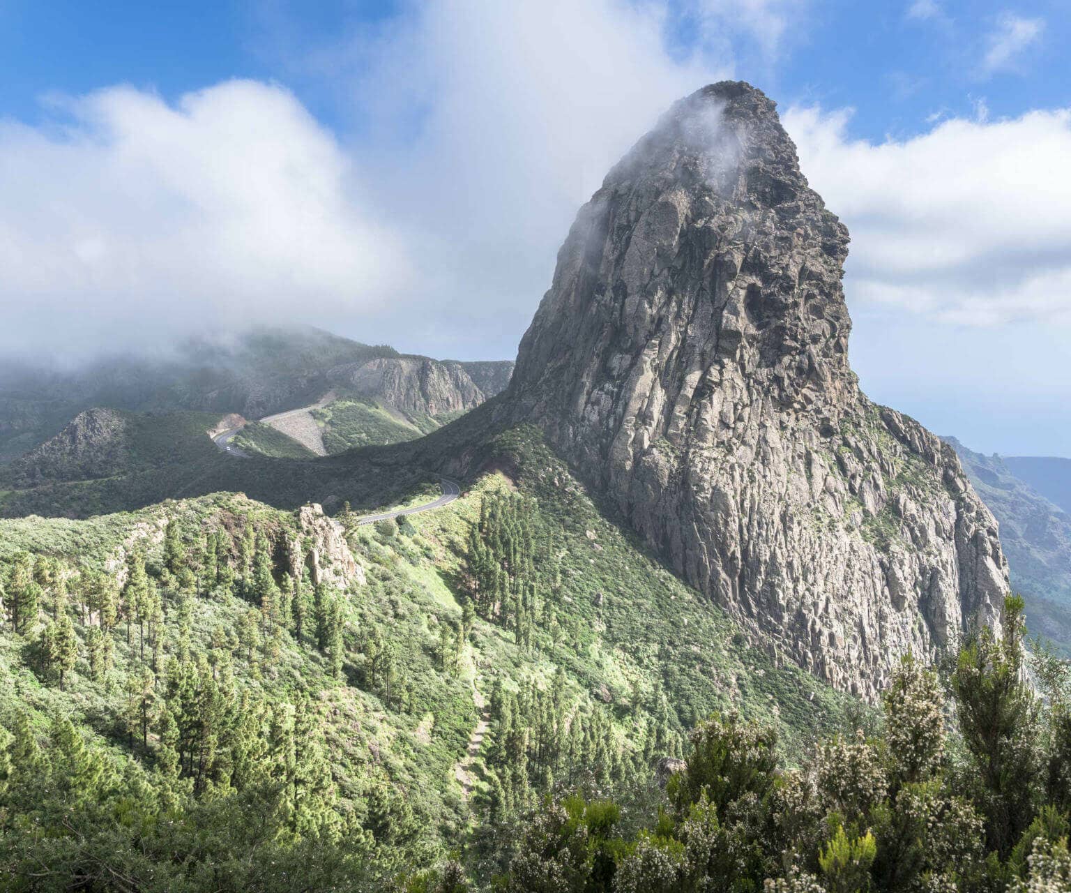 Auf der Wanderung blickt man vom Parkplatz auf den Roque Agando auf der Kanareninsel La Gomera.
