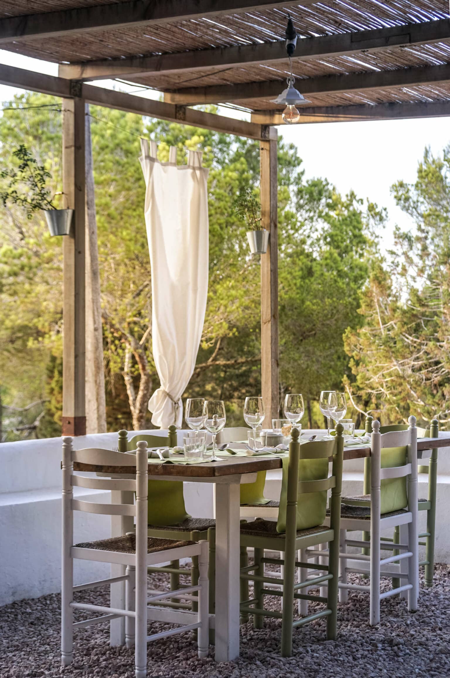 Vom Essen im Caterina Formentera schwärmen wir noch heute. Lauschig ist auch die Lage inmitten von Pinien.